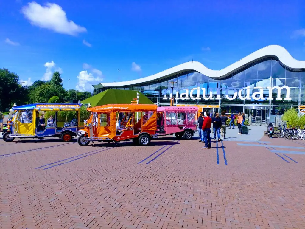 Bunte Thai-Tuk-Tuks am Miniaturpark Madurodam bei einer Stadtrundfahrt durch Den Haag