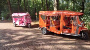 Zwei Tuk-Tuks im Haagse Bos in Den Haag