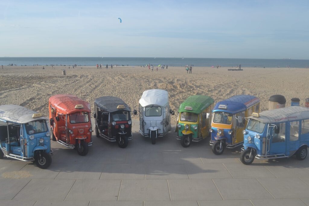 Bunte Tuk-Tuks am Strand von Scheveningen, Den Haag