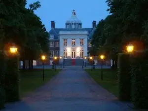 Palast Huis ten Bosch in Den Haag in der Abenddämmerung