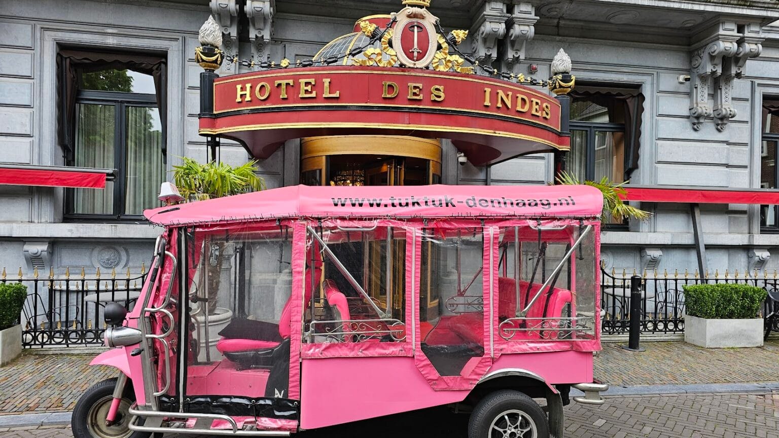 Roze Tuk van TukTuk-DenHaag bij Hotel Des Indes Den Haag
