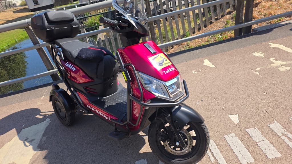 Rode Tukkie om zelf te rijden tijdens een groepsuitje in Den Haag.