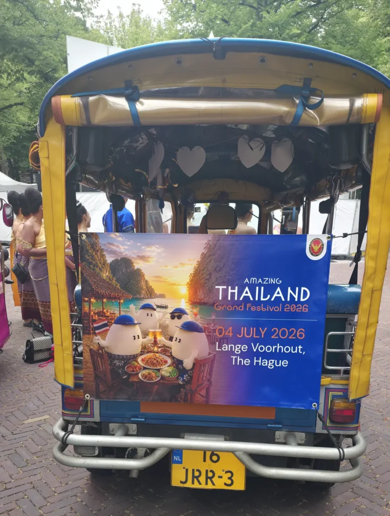 TukTuk met Thailand-banner tijdens bedrijfsuitje en promotie-evenement in Den Haag