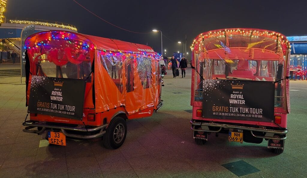 Verlichte TukTuk tijdens avondevenement in Den Haag