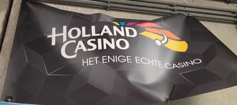 Banner van Holland Casino in de loods van Tuk Tuk Den Haag