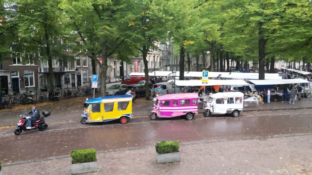 Drei bunte Thai-Tuk-Tuks am Markt auf dem Lange Voorhout in Den Haag