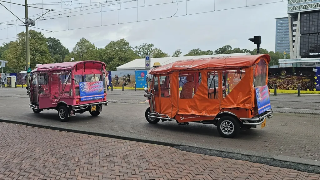 Rosa und oranges Tuk-Tuk auf dem Weg zu einer Veranstaltung in Den Haag