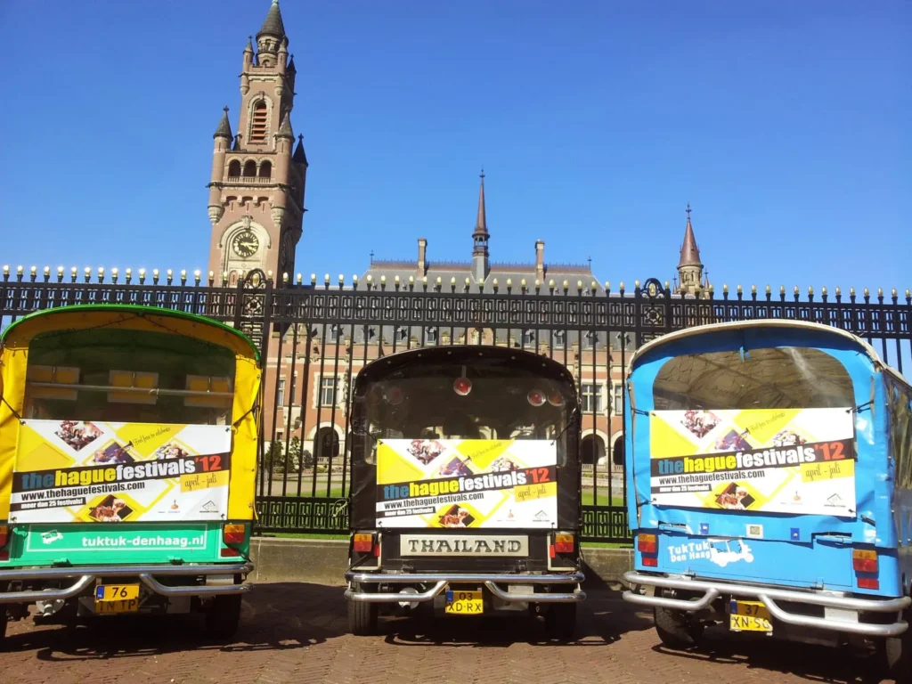 Tuk-Tuks mit The-Hague-Festivals-Werbung am Binnenhof in Den Haag