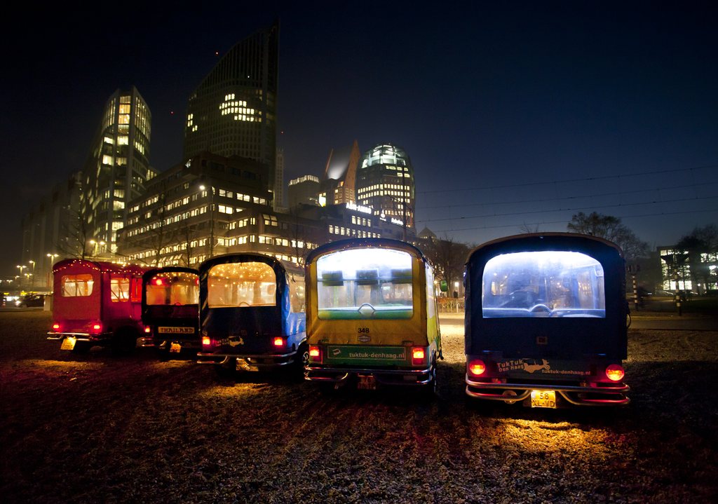 Verlichte tuktuks bij avond voor een vrijgezellenfeest in Den Haag