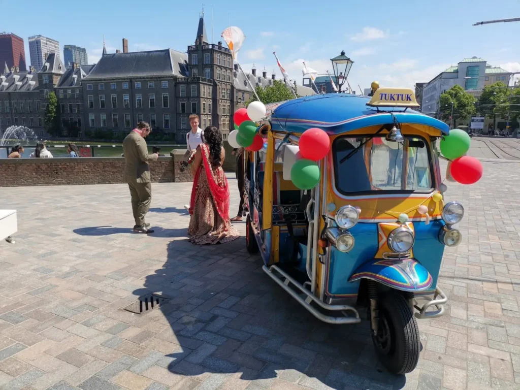 Tuk tuk decorated with balloons at the Binnenhof during a wedding