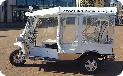 Weißes Tuk-Tuk am Afas Circustheater