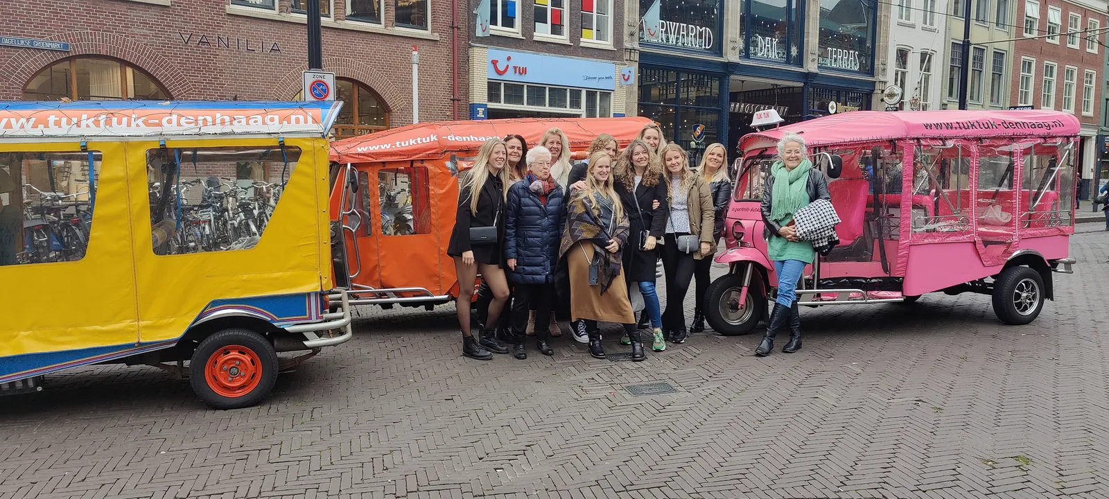 Gruppe mit den Tuk-Tuks im Zentrum von Den Haag