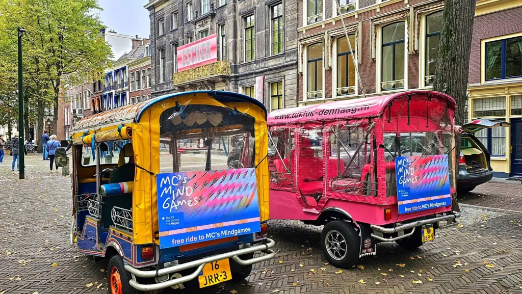 TukTuks met bedrijfsbanners tijdens een bedrijfsuitje in Den Haag
